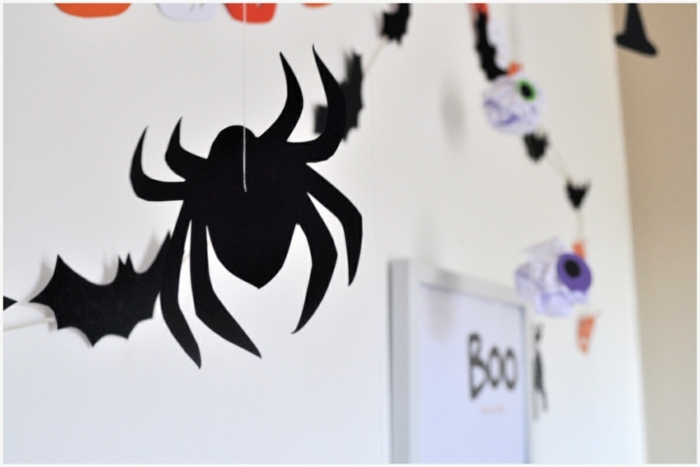 guirnalda decorativa de papel en forma de araña, decoracion puertas halloween y otras ideas para decorar la casa 