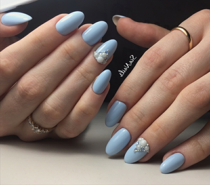 elegantes modelos de uñas en colores pastel, uñas largas pintadas en azul suave con decoración con perlas blancas