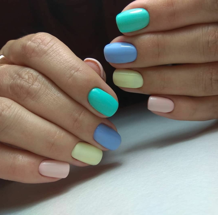 colores pasteles en las uñas, tonos del azul, verde, amarillo y rosado pastel, uñas de gel decoradas en bonitos colores 