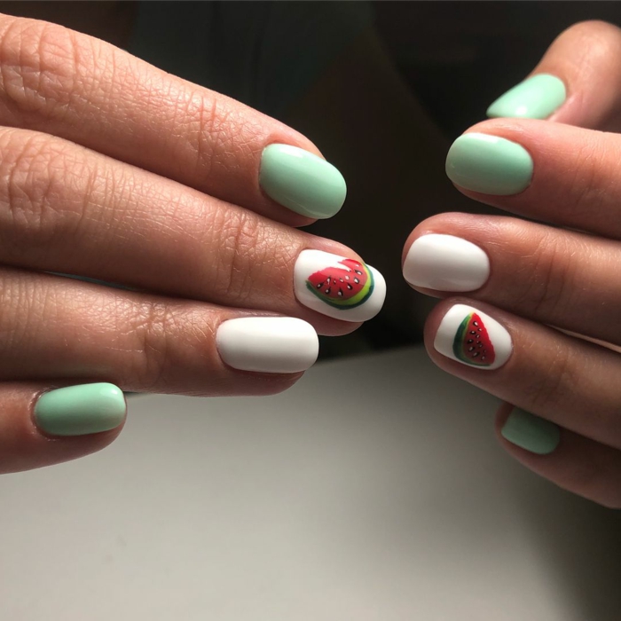 combinaciones de colores, uñas acabado mate pintadas en blanco y verde menta con bonitos dibujos, uñas de gel blancas