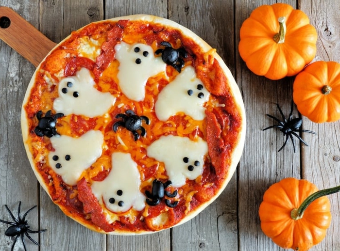 recetas terrorificas para halloween, pizza con salsa de tomates, chorizo y quesos en forma de fantasmas, super originales ideas Halloween 