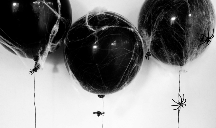 decoración con globos negros y algodón, ideas sobre como decorar la casa de una manera sencillas y original en imágenes 