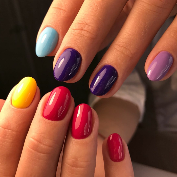 bonita manicura en colores vibrantes, uñas cortas con mucho brillo, colores para uñas otoño invierno 2019 2020, uñas otoño 2019