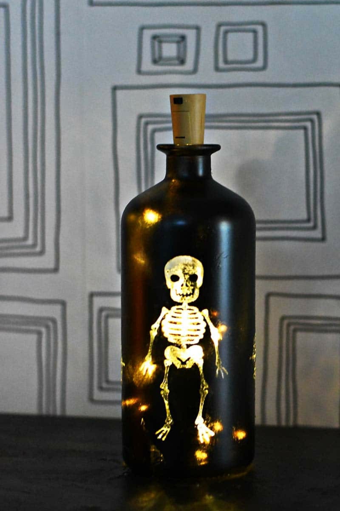 super bonitas ideas de manualidades halloween infantil, manualidades con reciclaje para Halloween, botellas DIY 