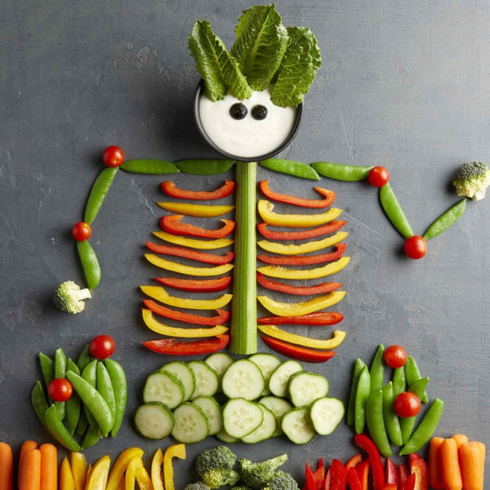 merienda halloween original, esqueleto de vegetales, super originales ideas de comidas saludables y fáciles de hacer