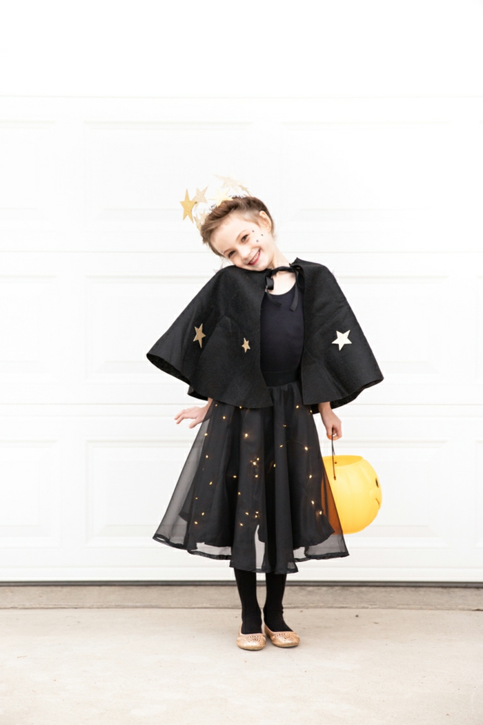 super simpáticas ideas de disfraces para niñas originales, como hacer un disfrace bruja fácil y original paso a paso, fotos de disfraces