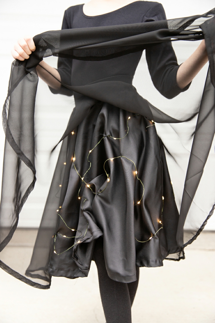 fantásticas ideas y trucos para disfraces de halloween caseros, bombillas con luces debajo de la falda, disfrace bruja