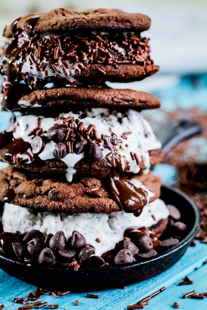 galletas de chocolate negro con relleno y chispas de chocolate, recetas de galletas caseras