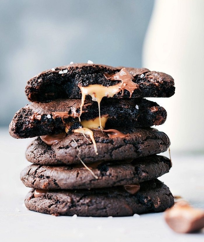 originales ideas de recetas de galletas caseras, galletas de chocolate negro con relleno de caramelo 