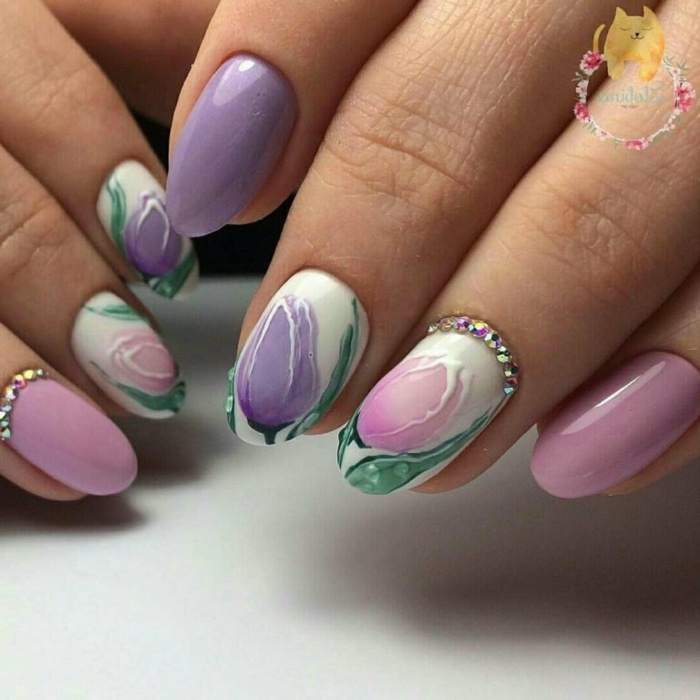 dibujos en las uñas en colores pastel, decorados de uñas con motivos florales, decoración de uñas con perlas y piedras decorativas 