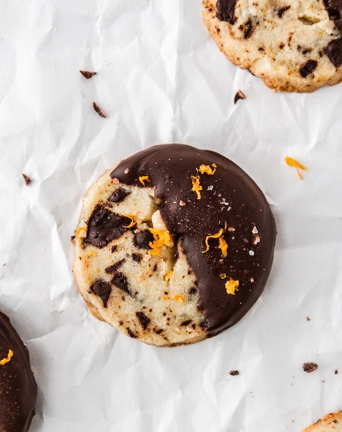 ideas de galletas sin horno, receta de galletas de avena, galletas blancas con chocolate negro y ralladura de naranja 
