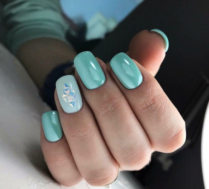 uñas de gel 2019 en colores vibrantes, uñas pintadas en azul, últimas tendencias en uñas 2019 2020, fotos de uñas decoradas 