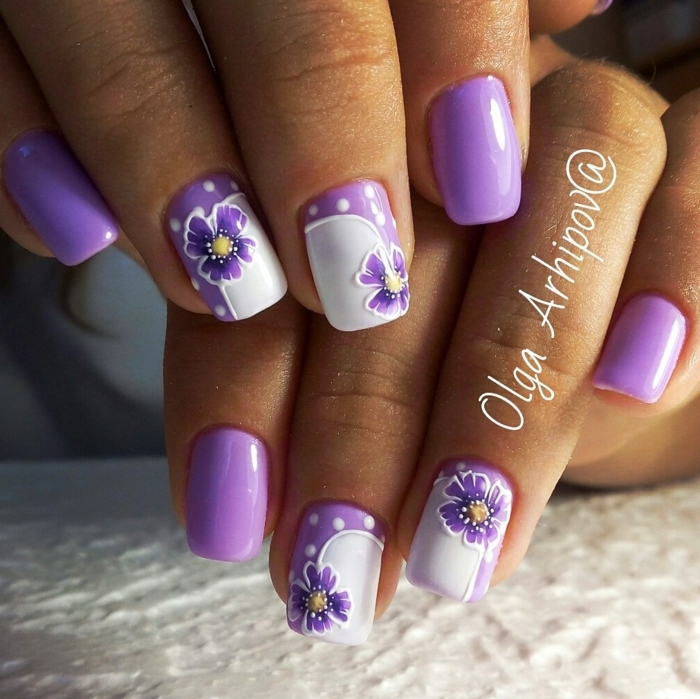 fotos de uñas de gel con dibujos, uñas blancas pintadas en lila con dibujos de florales, diseños de manicura con motivos florales 