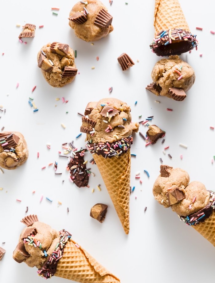helados rellenos de masa de galletas sin horno, ideas de postres ricos y energéticos 