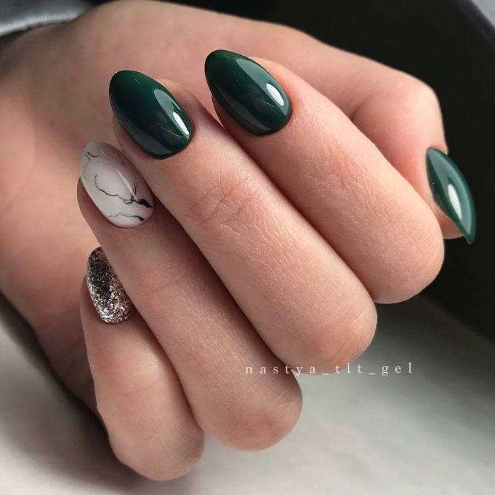 uñas de gel bonitas en colores modernos, forma almendrada de las uñas pintadas en verde oscuro, blanco y plateado 