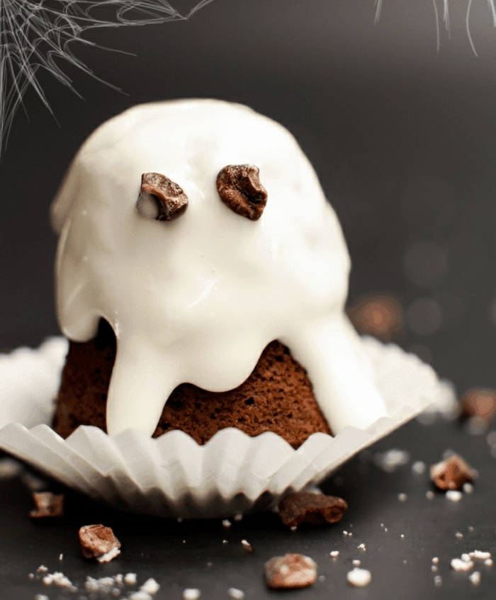 magdalenas fantasma fáciles y rápidas, magdalenas originales con glaseado real, las mejores ideas de dulces de Halloween 