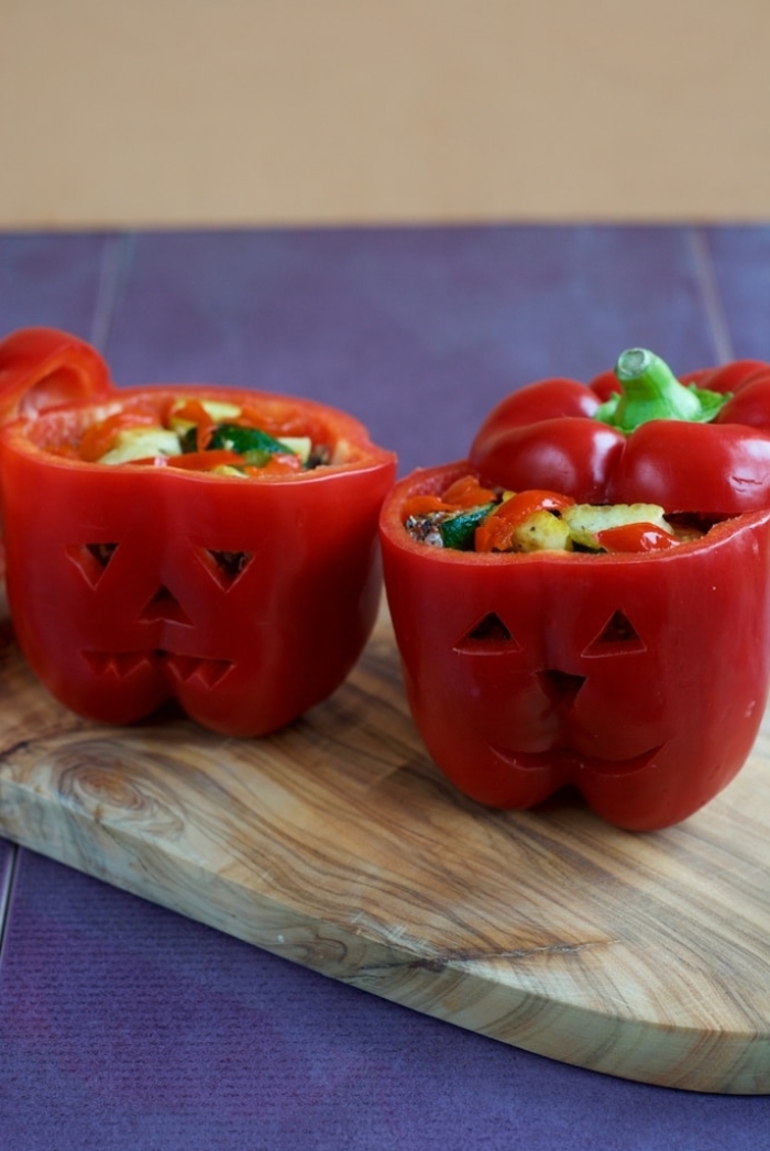 pimientos rellenos con verduras y quesos, aperitivos para sorprender a tus niños, fotos de comidas para Halloween 