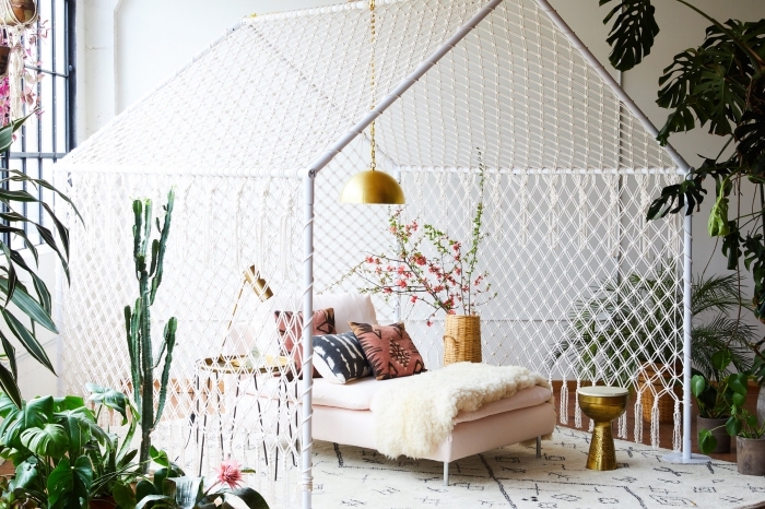 dormitorio decorado en blanco con muchas plantas verdes y preciosa decoración en estilo boho chic, ideas decoración dormitorio 