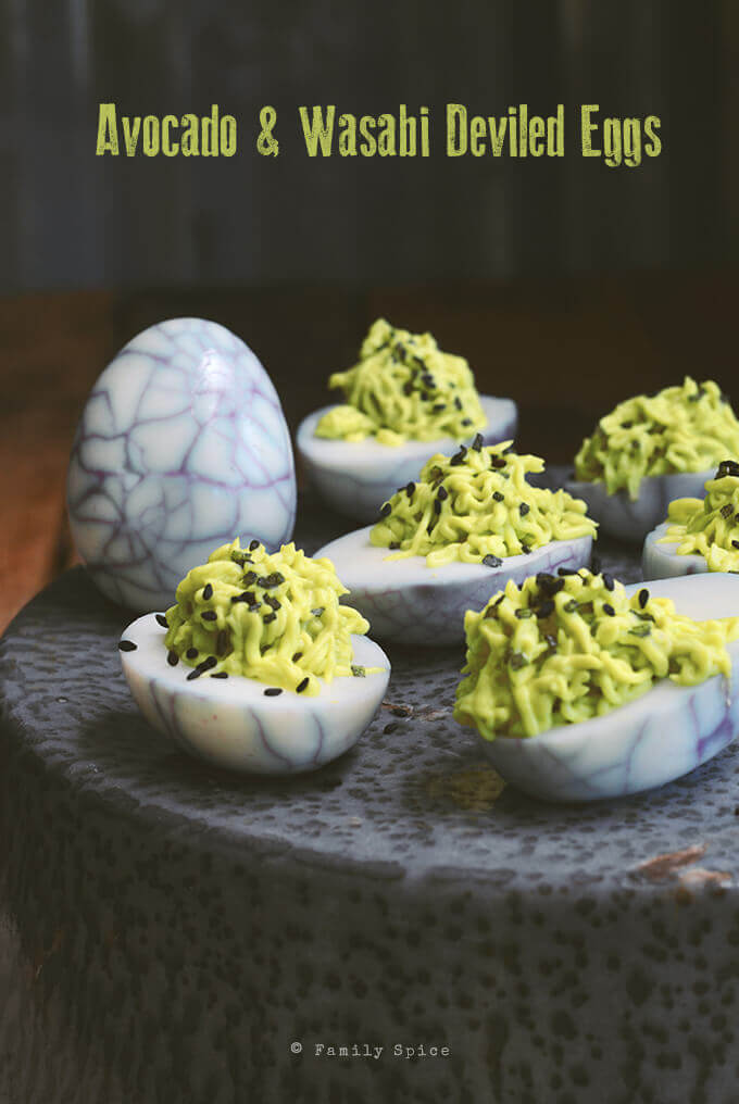 huevos a la diabla con aguacate y wasabi, ideas de comidas fáciles y rápidas para una cena de Halloween en casa
