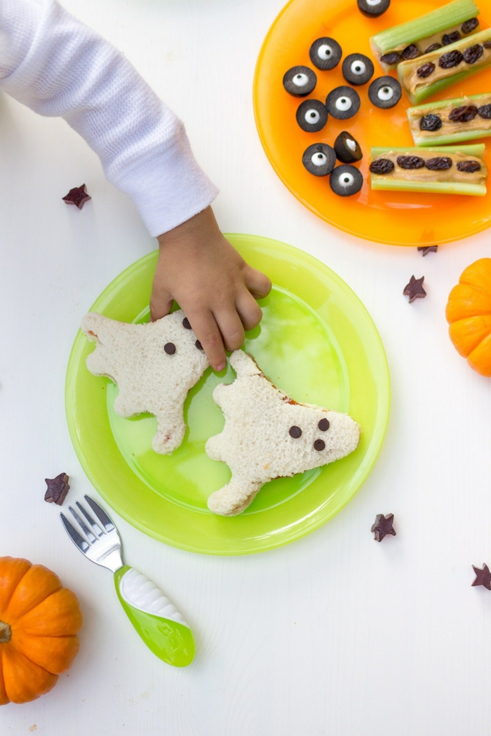 sandwich en forma de fantasma, aperitivos para sorprender a tus niños, comida decorada para el dia de Halloween 