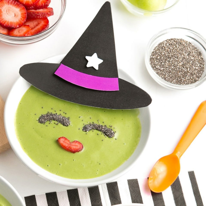 sopa verde de brócoli decorada con semillas de chía y fresas, decoración casera de Halloween y recetas ricas y originales 