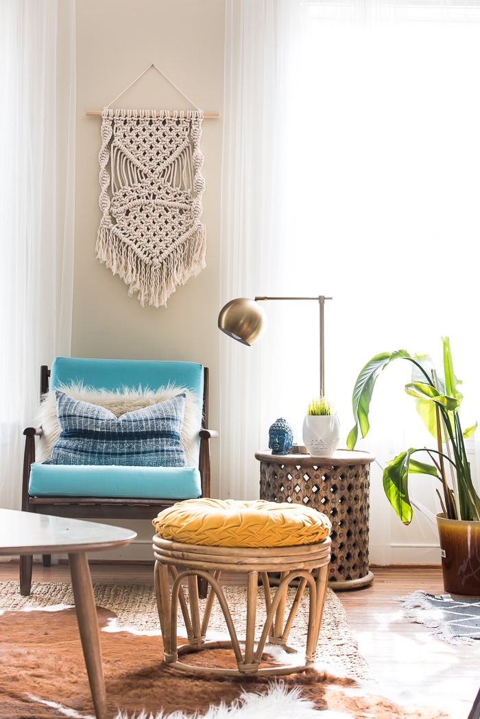 salón decorado en estilo boho chic con muebles vintage en colores vibrantes y bonita decoración en la pared, ideas decoración bohemia 