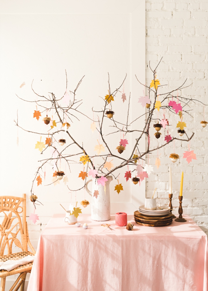 fantásticas ideas de manualidades de otoño para decorar el hogar, decoración casera con hojas de papel en colores 