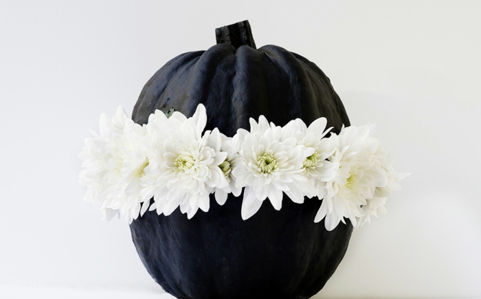 calabaza pintada en negro decorada con flores blancas, ideas de manualidades de otoño para decorar el hogar en fotos 