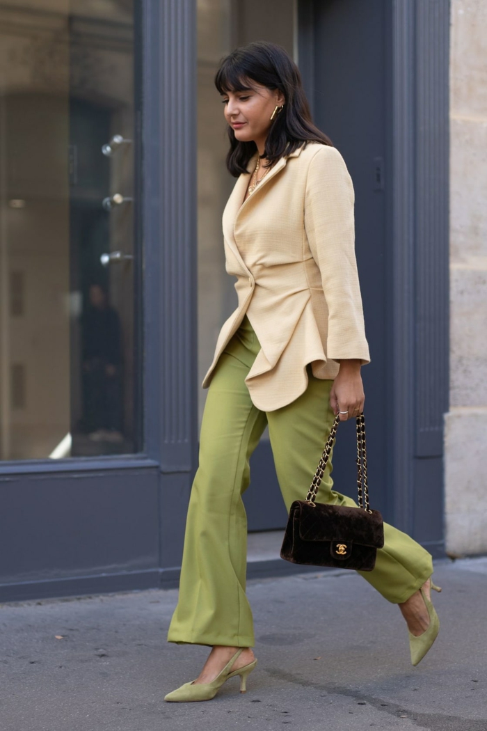 combinaciones de colores para lucir con un look impecable, outift moderno, pantalones en color verde claro y chaqueta elegante en beige 