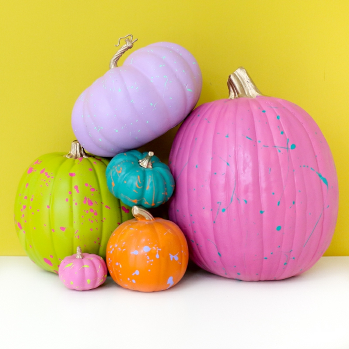 coloridas y frescas ideas de decoración Halloween, calabazas artificiales pintadas en colores vibrantes 