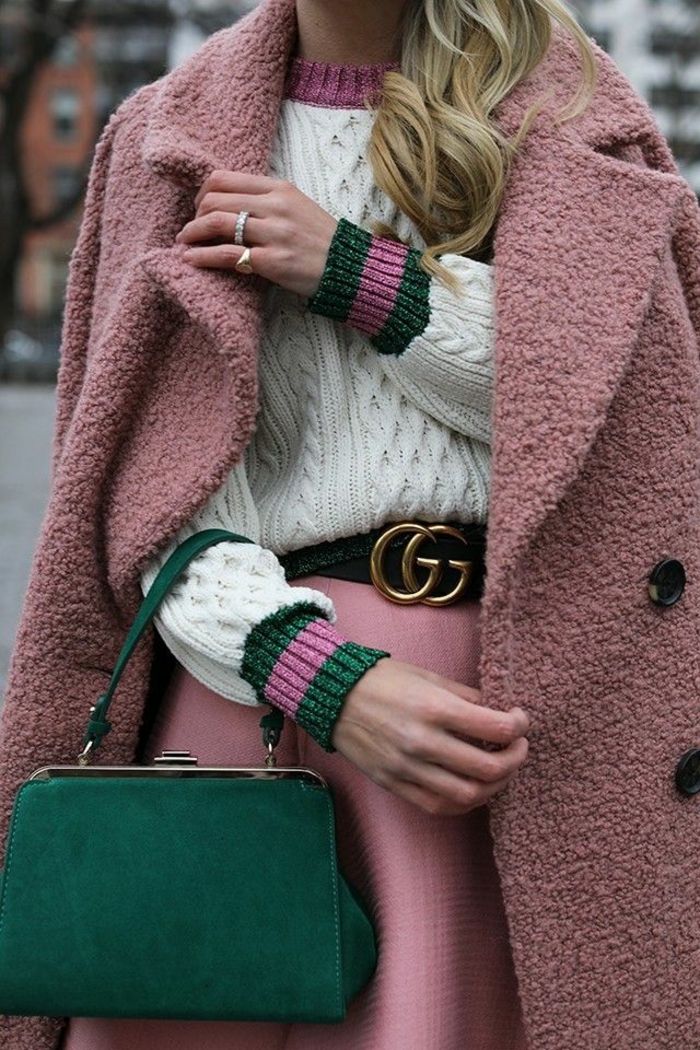 ideas de prendas en colores modernos, como combinar colores paso a paso, abrigo en color rosado con jersey blanco y bolso de terciopelo color verde 