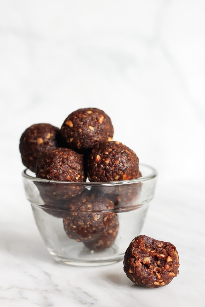 bolas de chocolate negro con cacahuetes y pistacho, ideas de como hacer trufas de chocolate en fotos con recetas paso a paso 