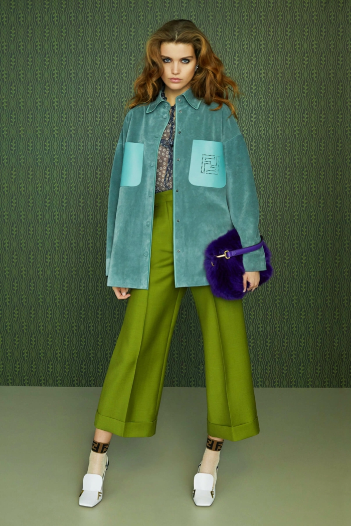 ideas para combinar colores vibrantes, pantalón en verde, chaqueta de terciopelo color azul neón y zapatos blancos combinados con un bolso en color púrpura