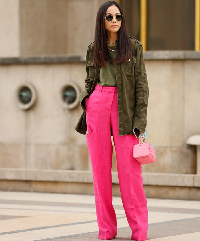 combinar colores modernos en un outfit, pantalón en rosado vibrante combinado con blusa y chaqueta color verde apagado 