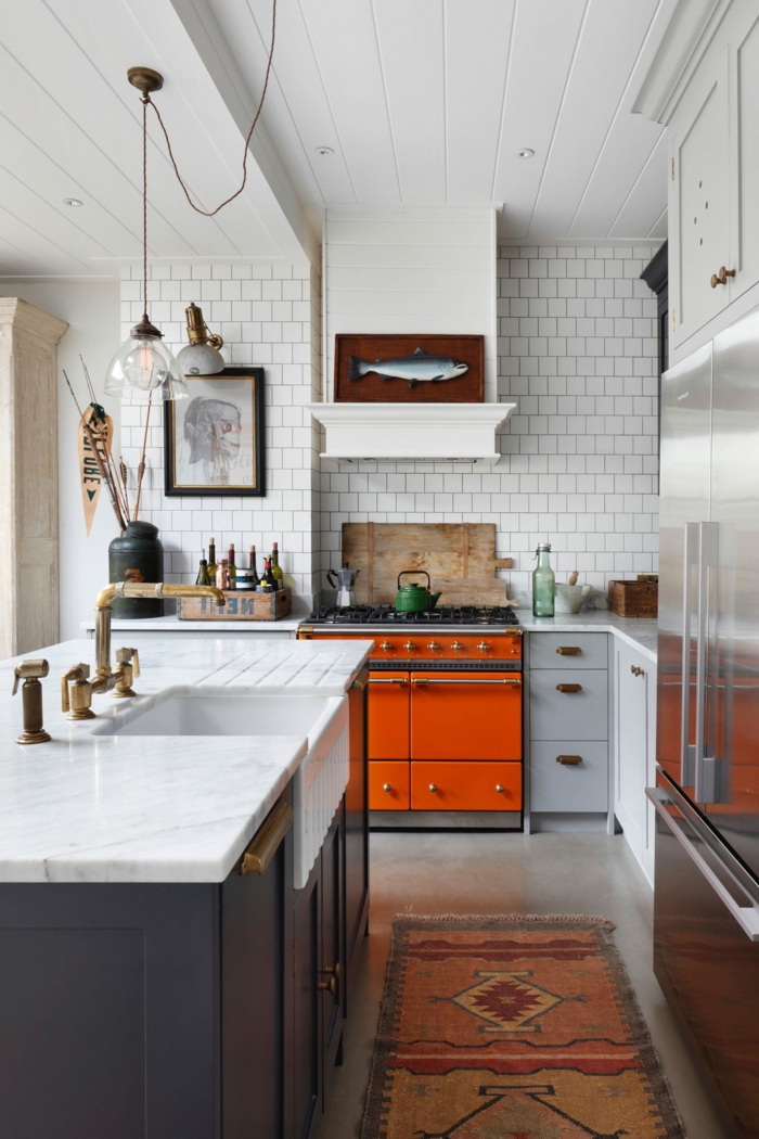 cocina en blanco y gris con detalles en tonos llamativos, ideas sobre como montar una barra grande en una cocina pequeña 
