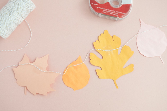 ideas de manualidades con hojas de otoño coloridas hechas de papel, ejemplos de manualidades de papel para decoraar la casa 