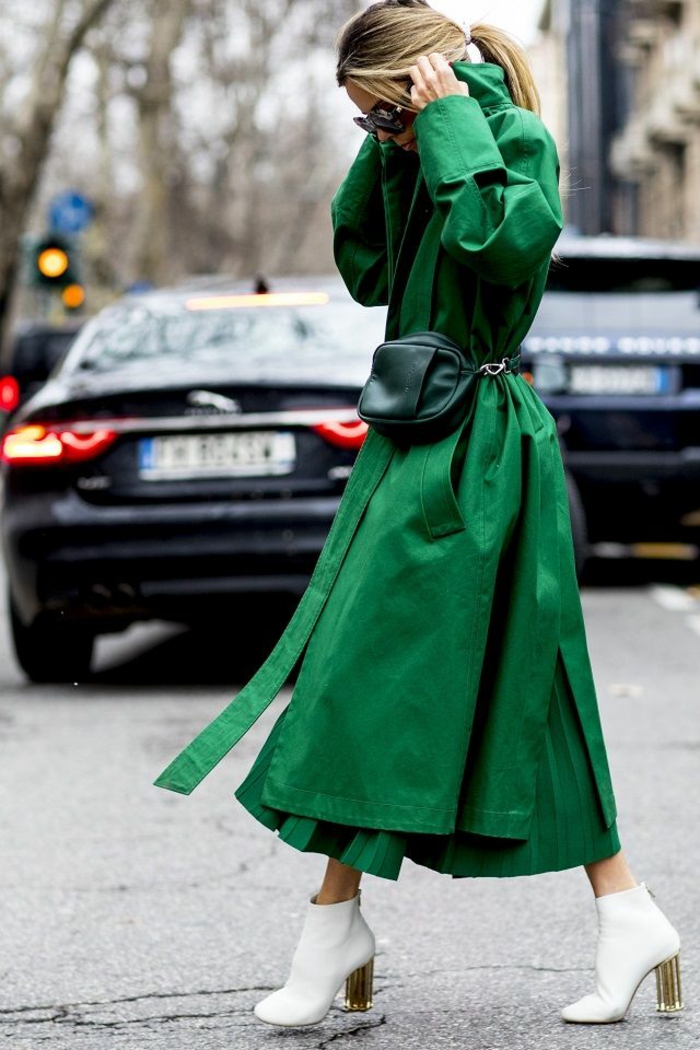 botas en color blanca combinados con abrigo largo en color verde vibrante, colores que combinan con verde en fotos