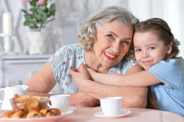abuela y nieta desayunando juntas, regalos originales para mujeres, ideas de regalos personalizados para madres y mujeres 