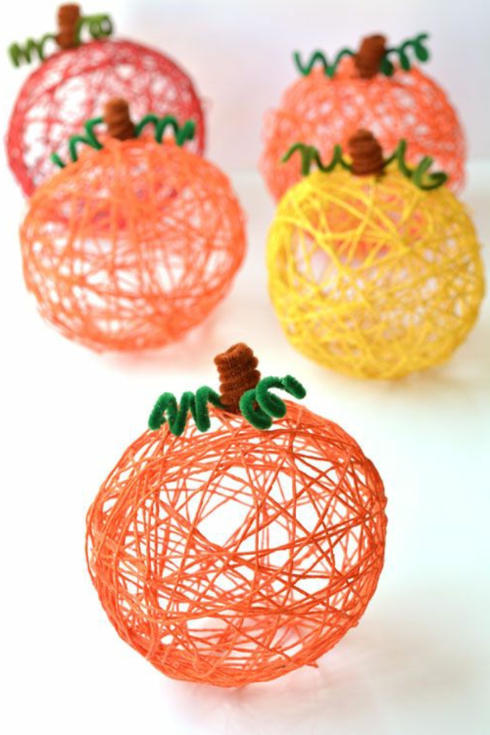 preciosos adornos de hilo hechos con globos, ideas de manualidades otoño para hacer en familia, proyectos decorativos DIY en fotos 