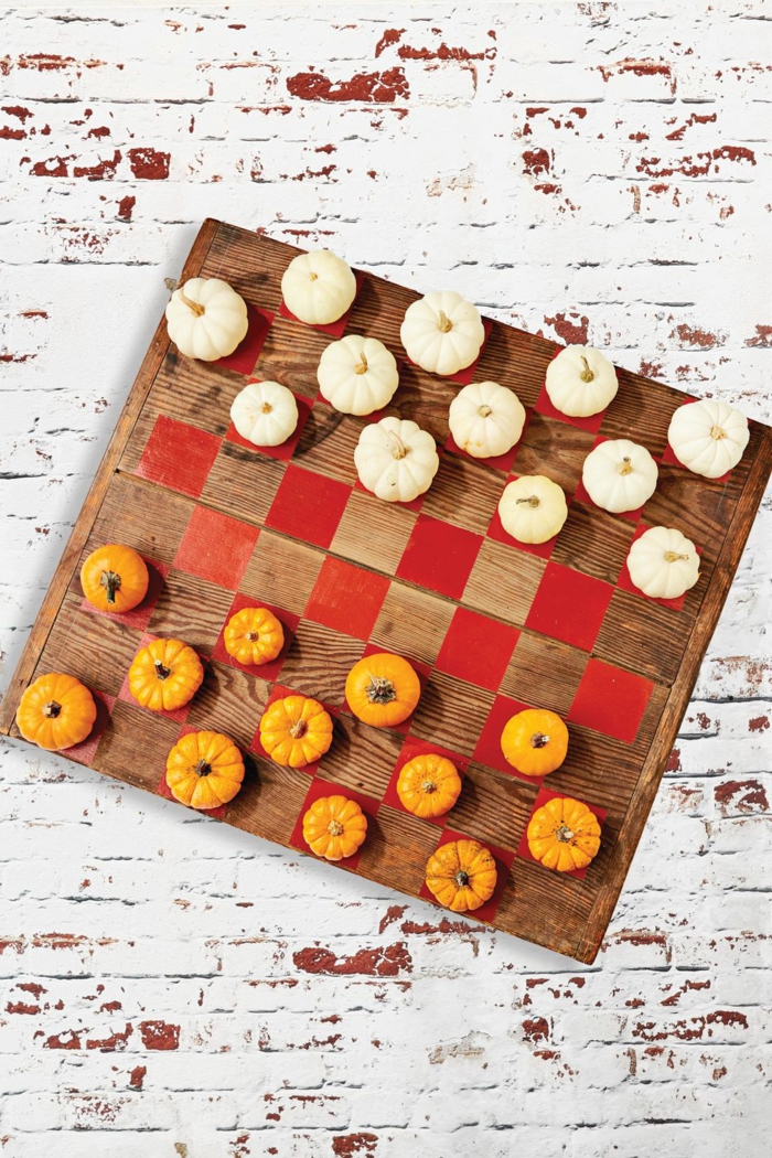 ajedrez decorativo con mini calabazas en dos colores, manualidades otoño para decorar el hogar, 90 propuestas de proyectos DIY 