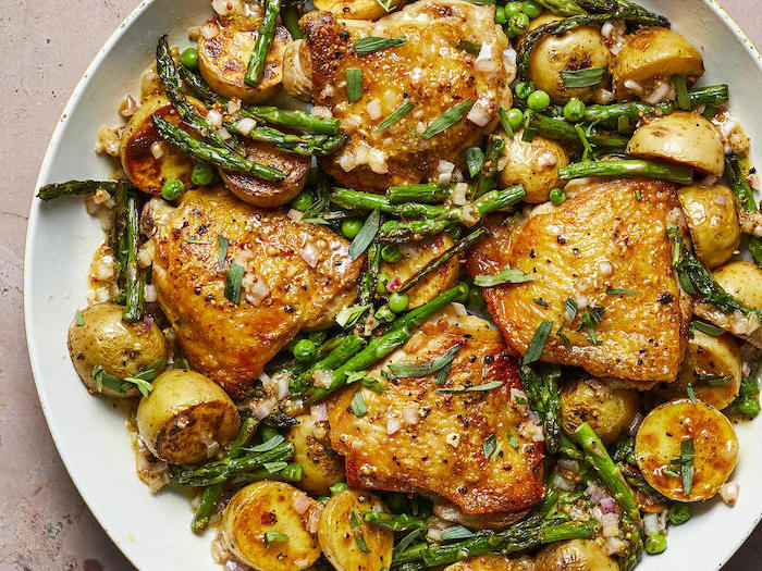 recetas con pollo saludables y fáciles de preparar en casa, pechuga de pollo con espárragos y papas al horno 