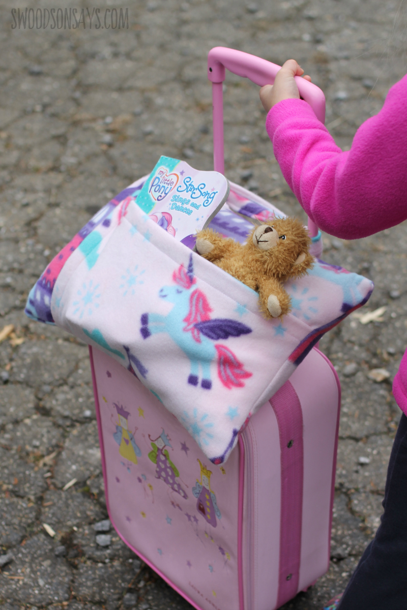 maletas para niños originales y bonitos, pequeña malera en color rosado con los Reyes Magos, regalos para niños