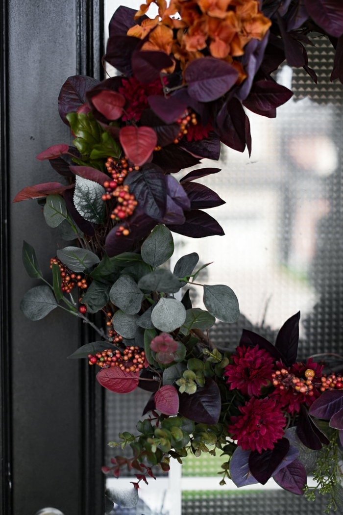 ideas de manualidades para adultos para decorar la casa, preciosa guirnalda de flores para decorar la puerta 