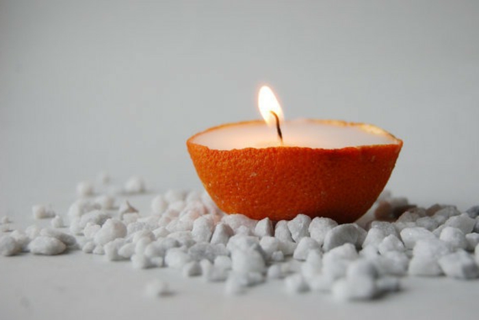 maneras fáciles de aromatizar tu casa, barcos de cáscaras de naranja con velas dentro para aromatizar la casa