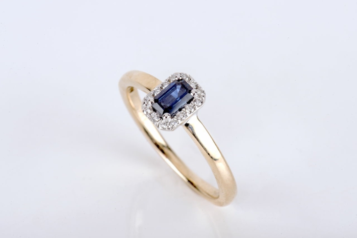 precioso anillo con piedra azul y cristales, ideas de regalos bonitos, que regalar a una suegra, 80 fotos con ideas de regalos 