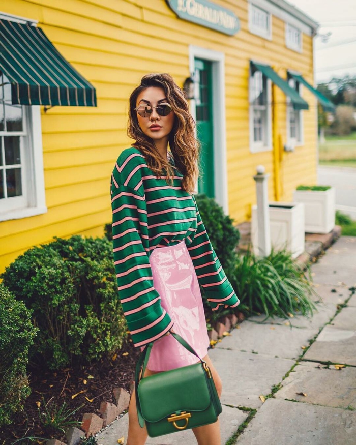 ejemplos de colores que pegan con el verde, falda de cuero color rosado, jersey en color verde con rayas en rosado