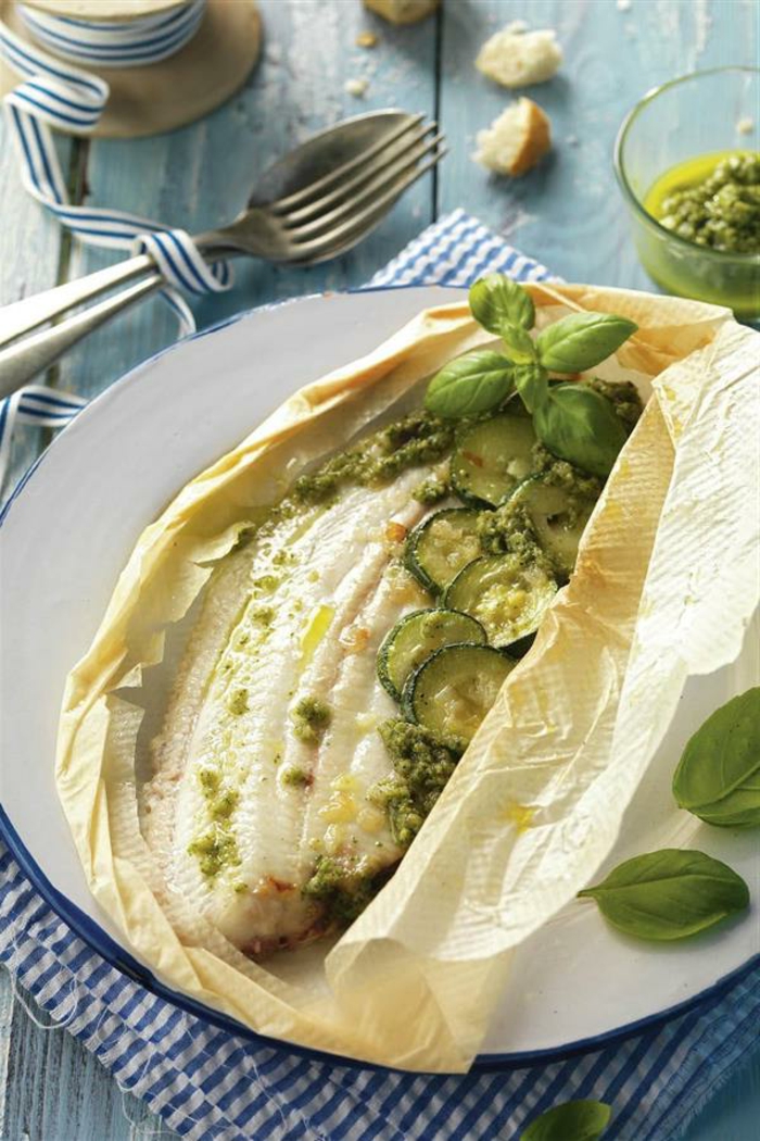 recetas de pescado saludables y fáciles de hacer, pescado con calabacines y pesto, ricas recetas para preparar en casa 