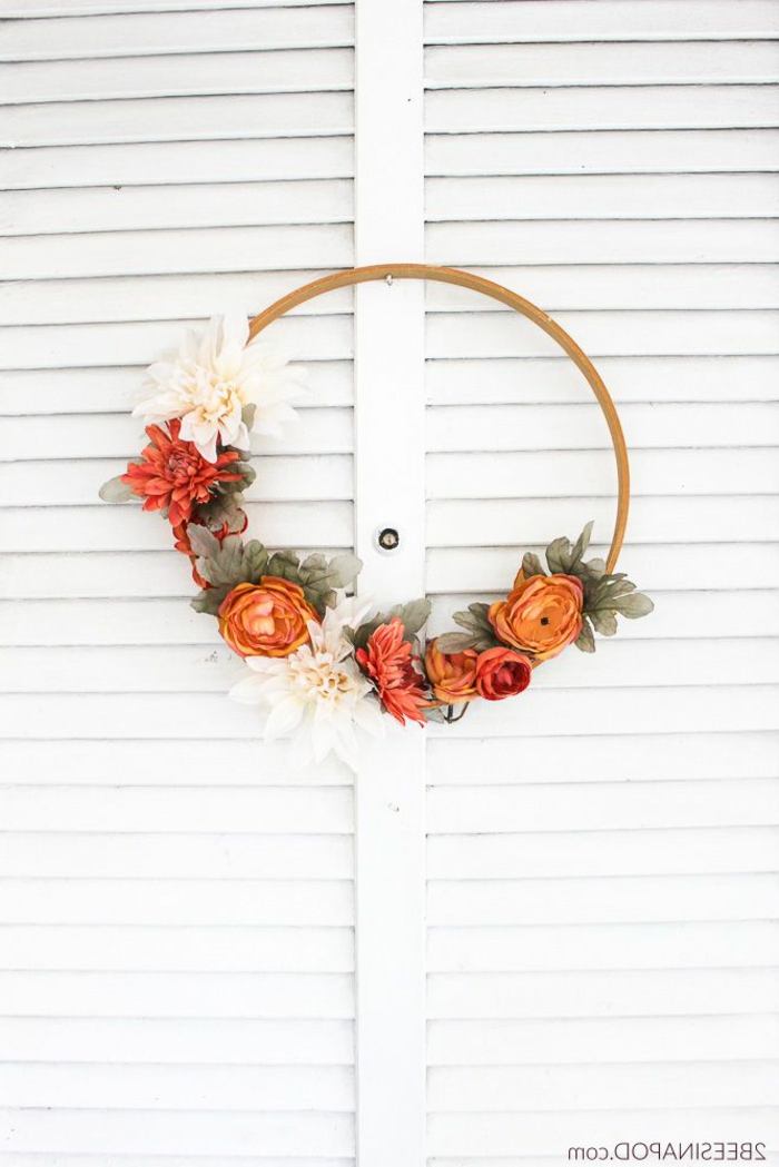 ideas para dar un air otoñal y acogedor a tu casa, corona con flores artificiales en los colores del otoño, manualidades faciles y originales