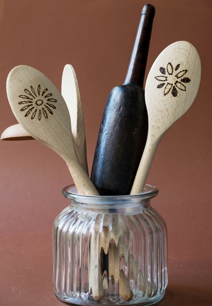 ideas de regalos personalizados DIY, que regalar a una suegra, cucharas decoradas con motivos florales, regalos simbólicos para las personas que cocinan 