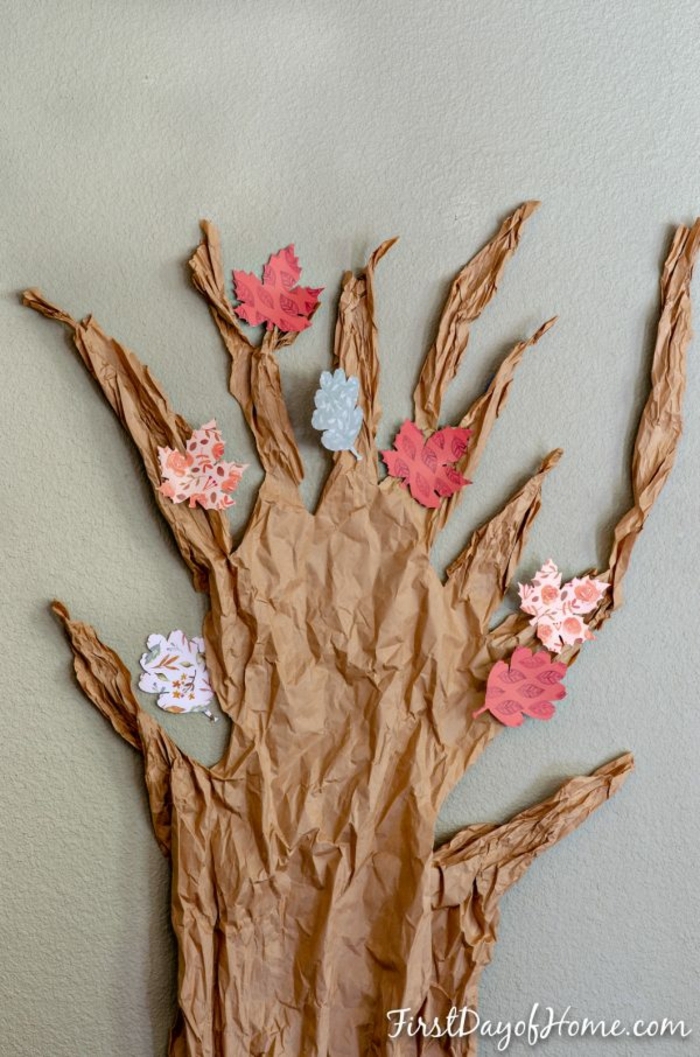 ideas de decoración Halloween bonita, manualidades de papel bonitas, árbol decorativo en la pared con hojas de otoño de papel 
